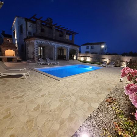 Villa Brioni With Pool By Rentistra Cabrunici エクステリア 写真