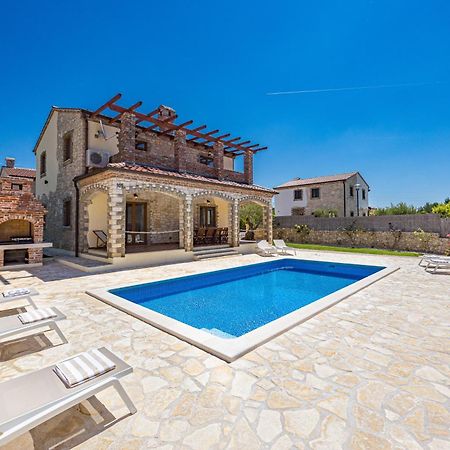 Villa Brioni With Pool By Rentistra Cabrunici エクステリア 写真