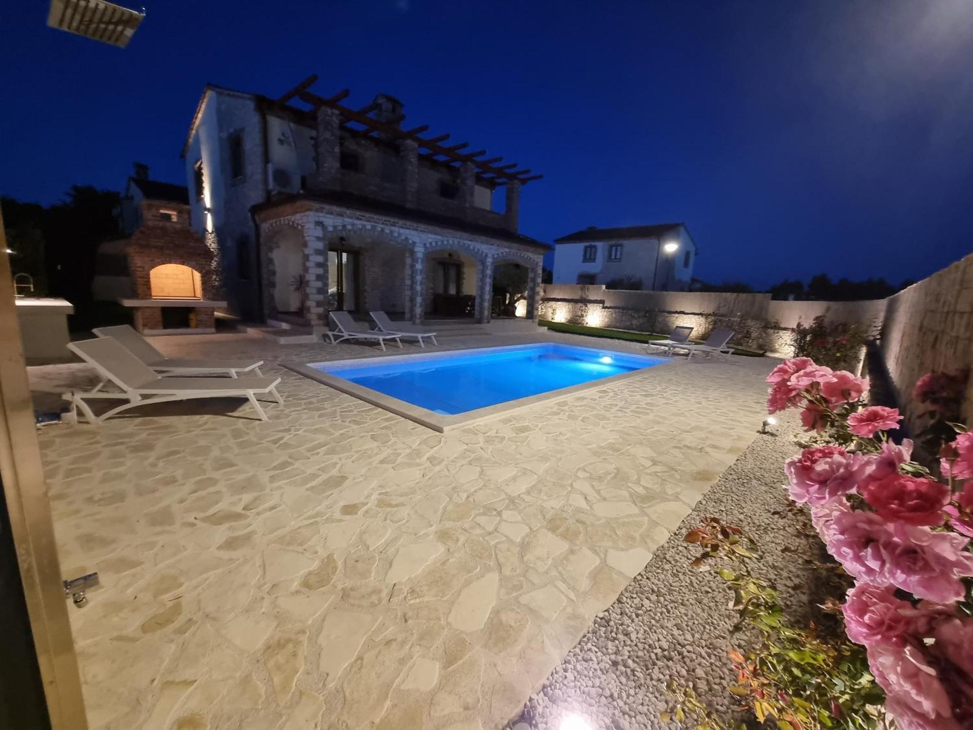 Villa Brioni With Pool By Rentistra Cabrunici エクステリア 写真