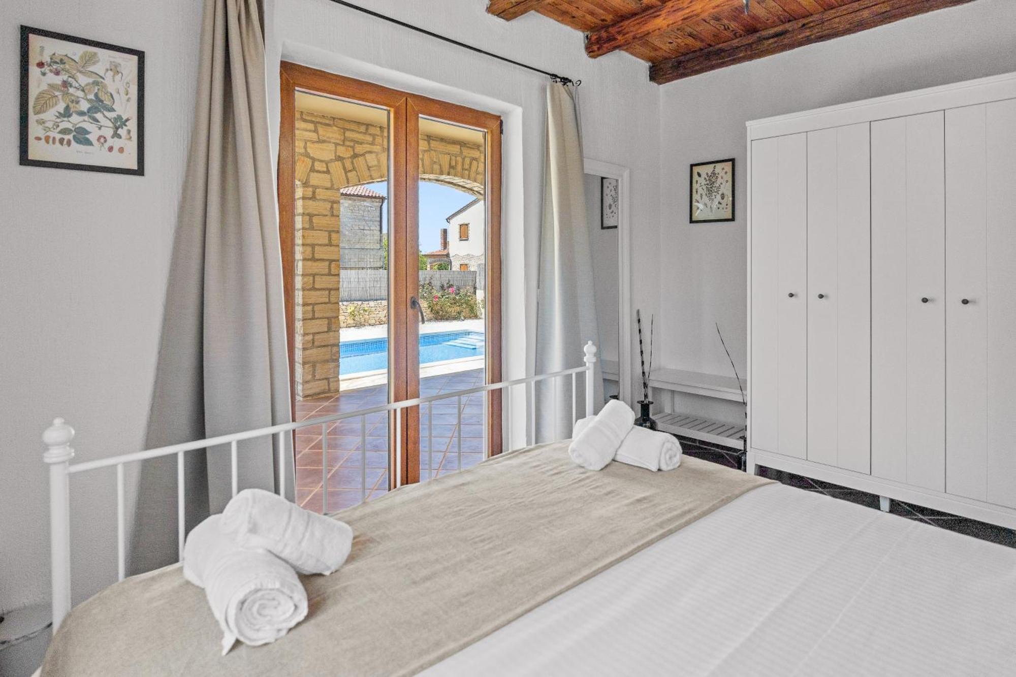 Villa Brioni With Pool By Rentistra Cabrunici エクステリア 写真