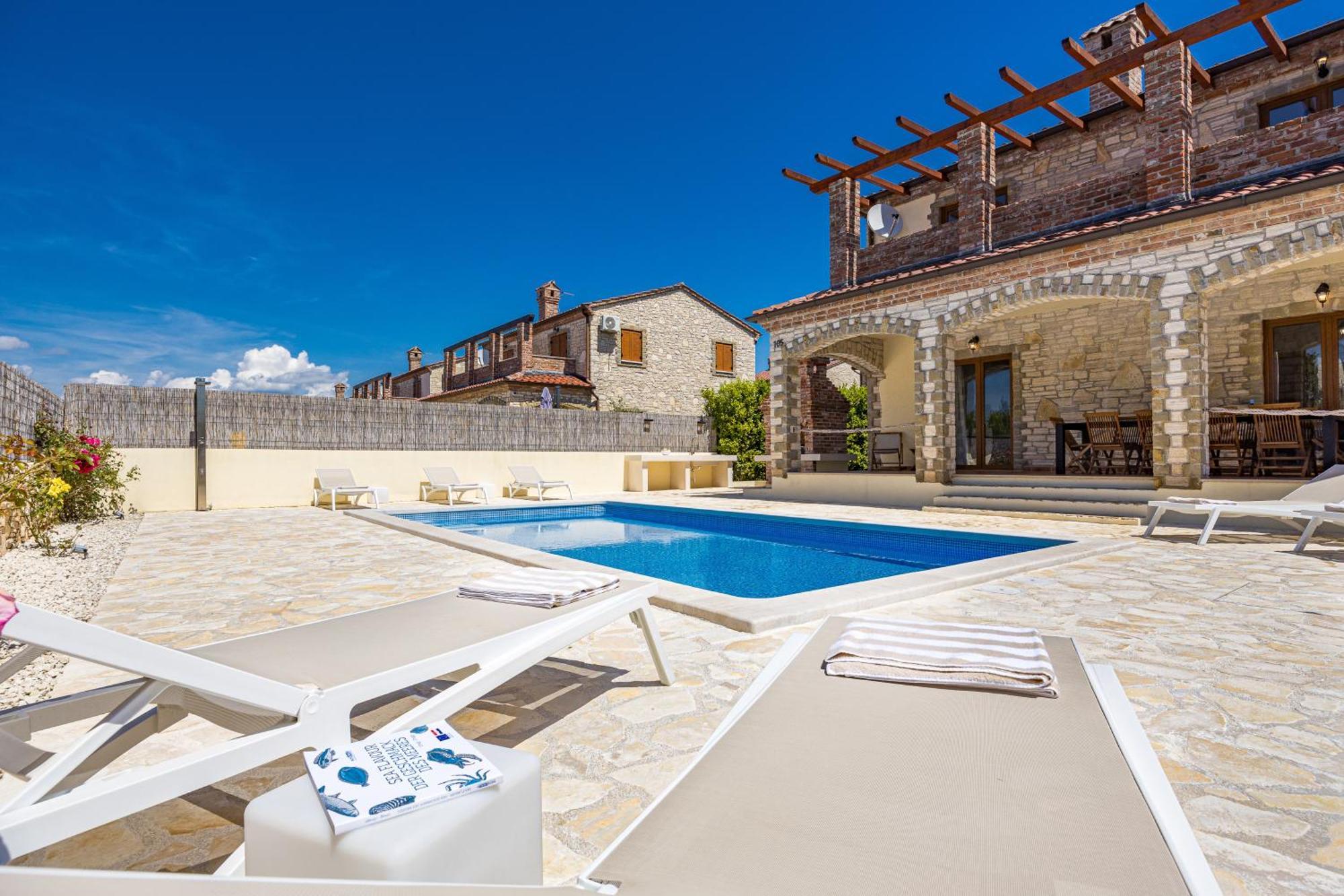Villa Brioni With Pool By Rentistra Cabrunici エクステリア 写真