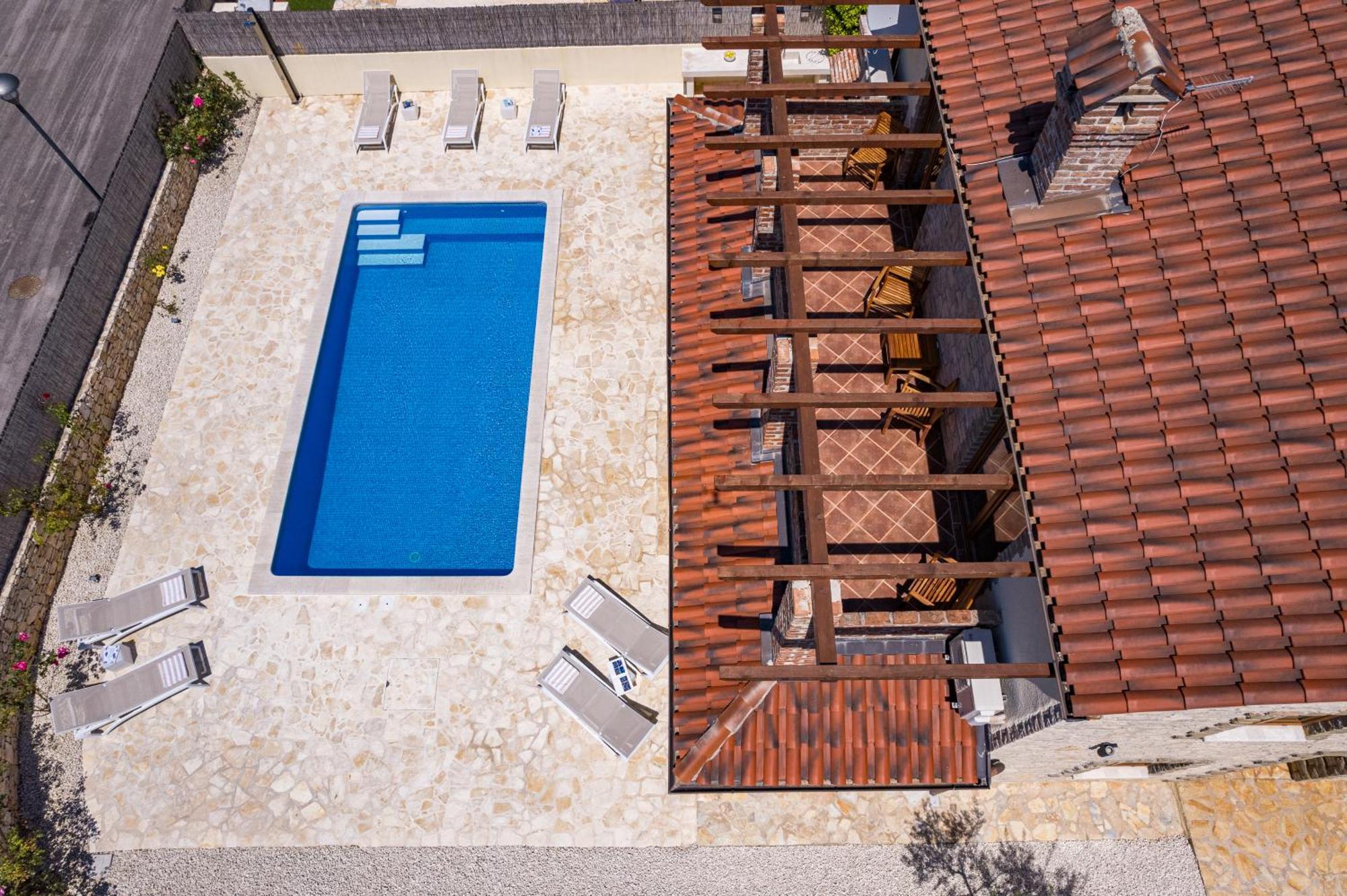 Villa Brioni With Pool By Rentistra Cabrunici エクステリア 写真