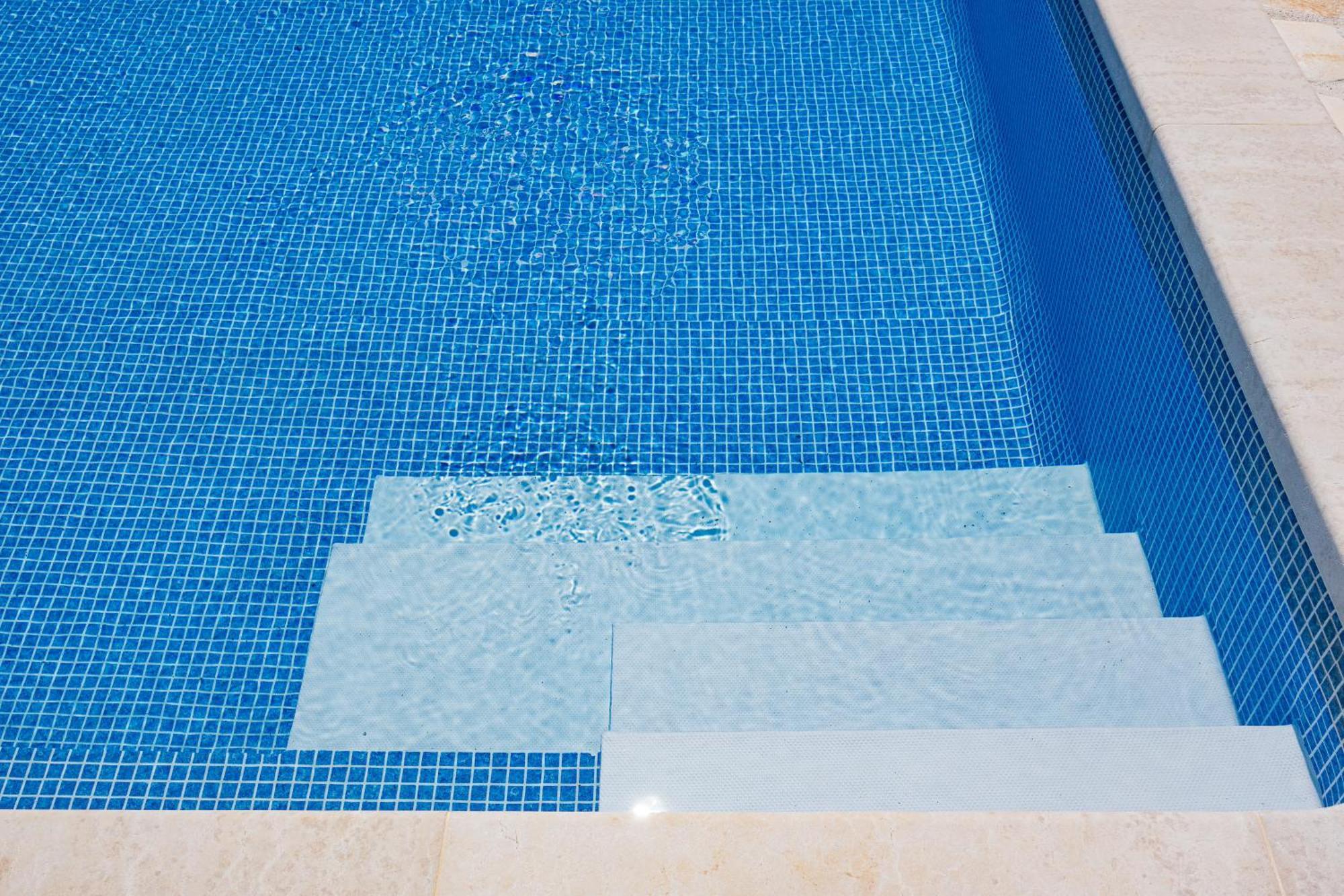 Villa Brioni With Pool By Rentistra Cabrunici エクステリア 写真